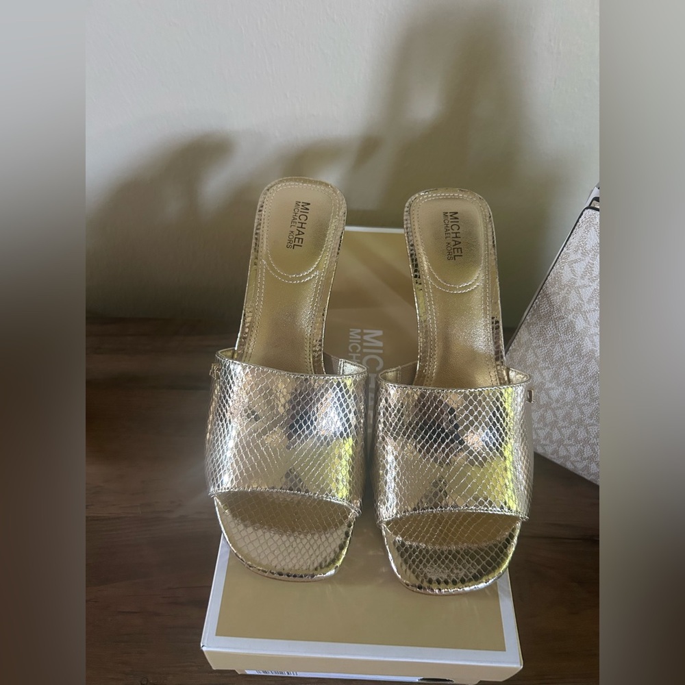 Michael Kors Cara Metallic Snake Embossed Mule In Pale Gold Size 7 NIB🌟 - Picture 2 of 4